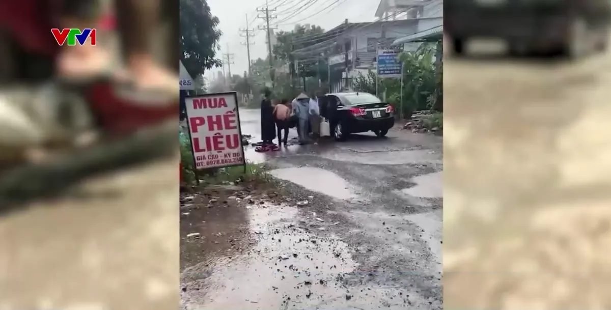 Xe qu&aacute; tải lưu th&ocirc;ng tr&aacute;i ph&eacute;p l&agrave;m hỏng đường n&ocirc;ng th&ocirc;n- Ảnh 3.