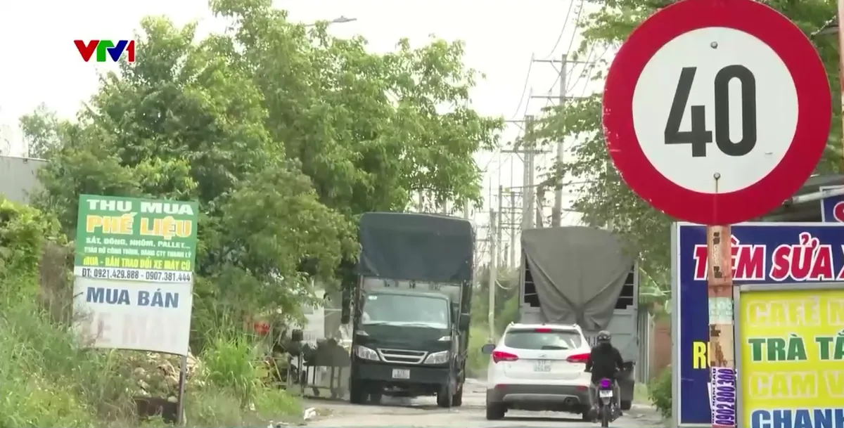 Xe qu&aacute; tải lưu th&ocirc;ng tr&aacute;i ph&eacute;p l&agrave;m hỏng đường n&ocirc;ng th&ocirc;n- Ảnh 2.