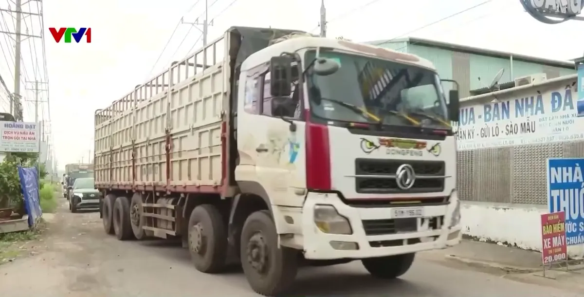 Xe qu&aacute; tải lưu th&ocirc;ng tr&aacute;i ph&eacute;p l&agrave;m hỏng đường n&ocirc;ng th&ocirc;n- Ảnh 1.