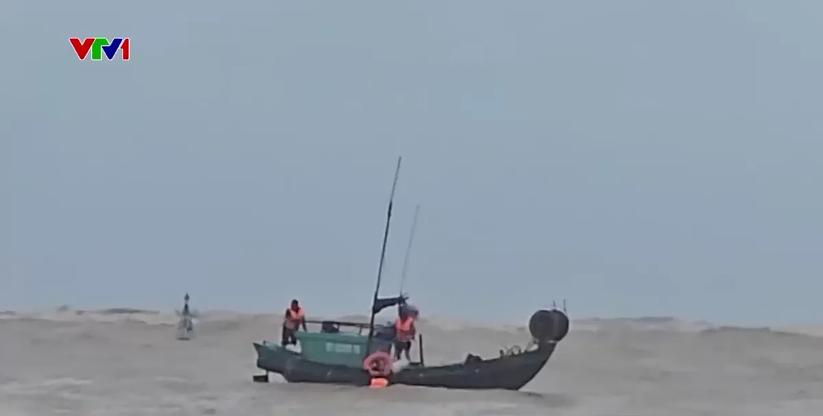 Khẩn cấp ứng cứu các thuyền viên bị chìm tàu trôi dạt trên biển tại Quảng Trị- Ảnh 2.