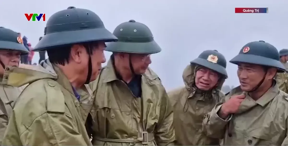 Khẩn cấp ứng cứu các thuyền viên bị chìm tàu trôi dạt trên biển tại Quảng Trị- Ảnh 1.