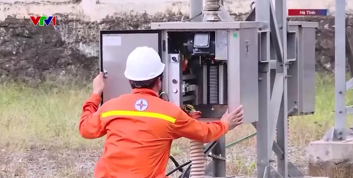 Đảm bảo an to&agrave;n hệ thống truyền tải điện trước b&atilde;o số 10- Ảnh 1.