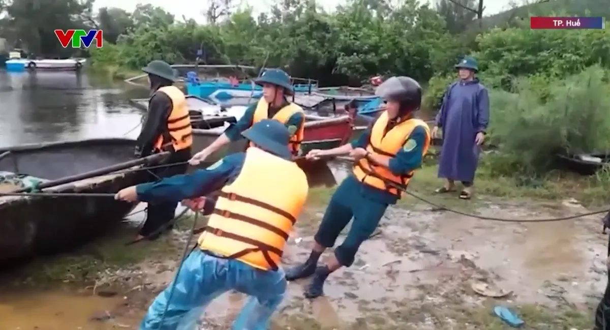 Huế huy động h&agrave;ng trăm c&aacute;n bộ, chiến sĩ khắc phục hậu quả b&atilde;o số 10- Ảnh 1.