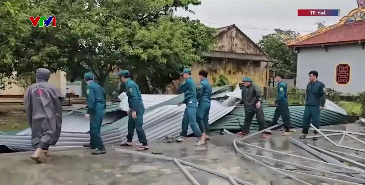 Huế huy động h&agrave;ng trăm c&aacute;n bộ, chiến sĩ khắc phục hậu quả b&atilde;o số 10- Ảnh 2.