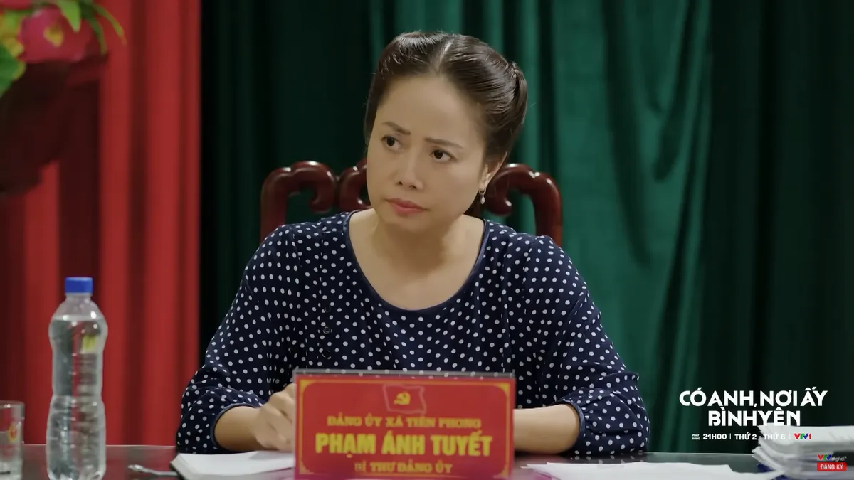 Có anh, nơi ấy bình yên - Tập 35: Bí Thư Tuyết kiên quyết xử lý cán bộ bao che trại lợn - Ảnh 1.