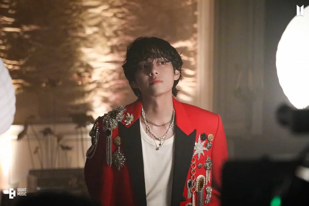 V (BTS) tiếp tục được bình chọn là “Người đàn ông đẹp trai nhất thế giới” - Ảnh 1.