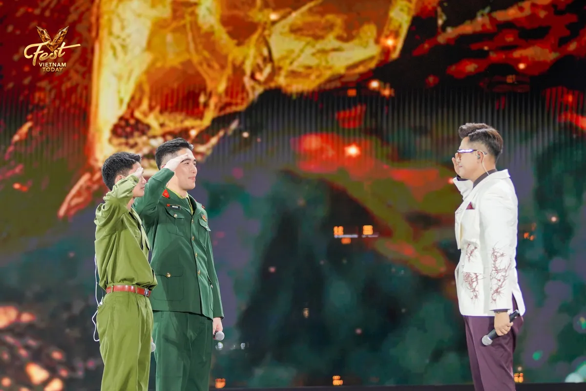 Trọn vẹn màn song ca 'Còn gì đẹp hơn' của Nguyễn Hùng và Vũ.- Ảnh 6. Trọn vẹn màn song ca 'Còn gì đẹp hơn' của Nguyễn Hùng và Vũ.- Ảnh 6.