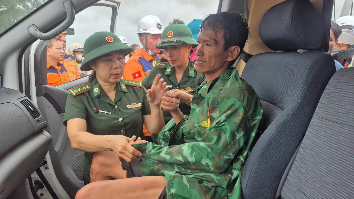 Hai tàu cá gặp nạn tại Cửa Việt: Đã giải cứu được 8 ngư dân, 3 người còn mất tích- Ảnh 1. Hai tàu cá gặp nạn tại Cửa Việt: Đã giải cứu được 8 ngư dân, 3 người còn mất tích- Ảnh 1.