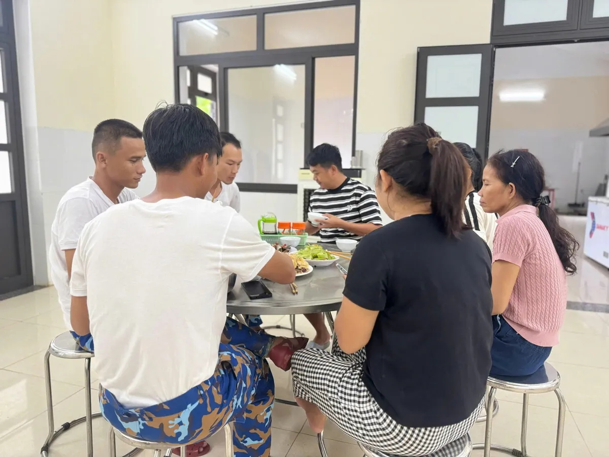 Trạm ra đa 540 Trung đoàn 351, Vùng 3 Hải quân tiếp nhận người dân đến tránh bão - Ảnh 2.