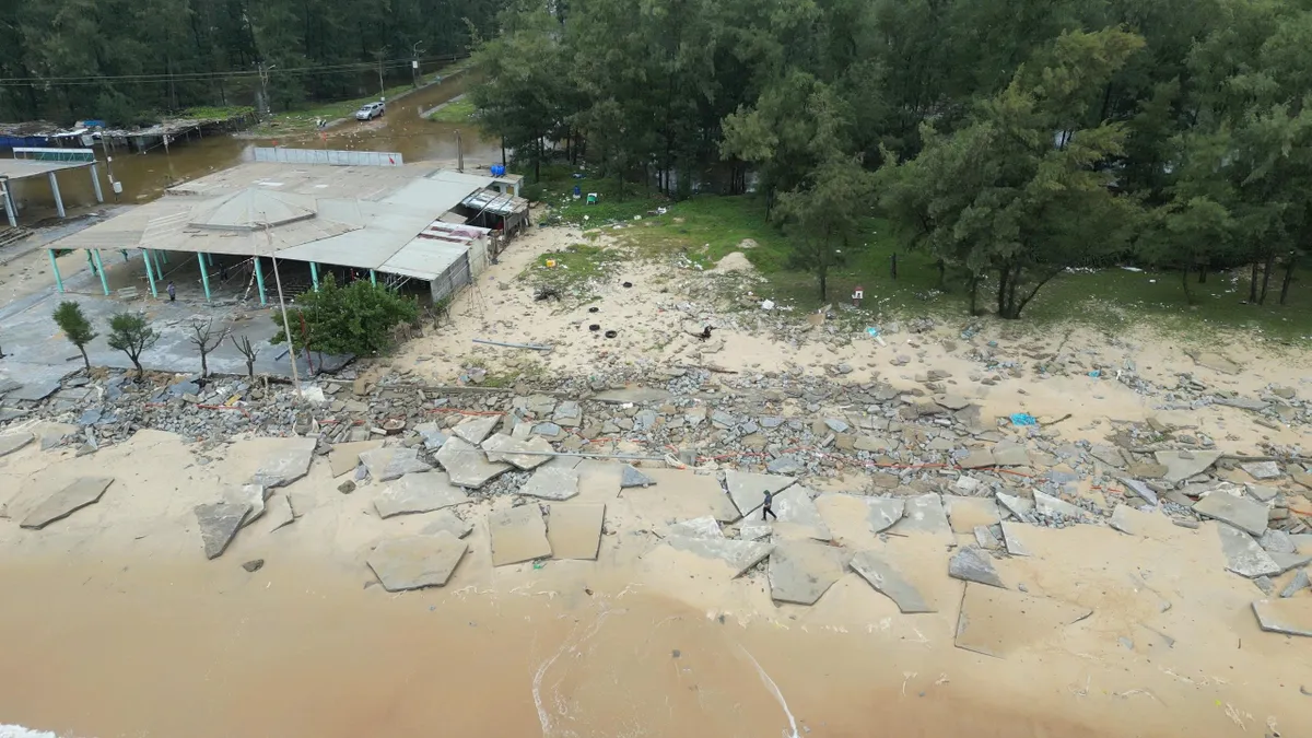 Bãi biển Thuận An tan hoang sau bão số 10 - Ảnh 6.