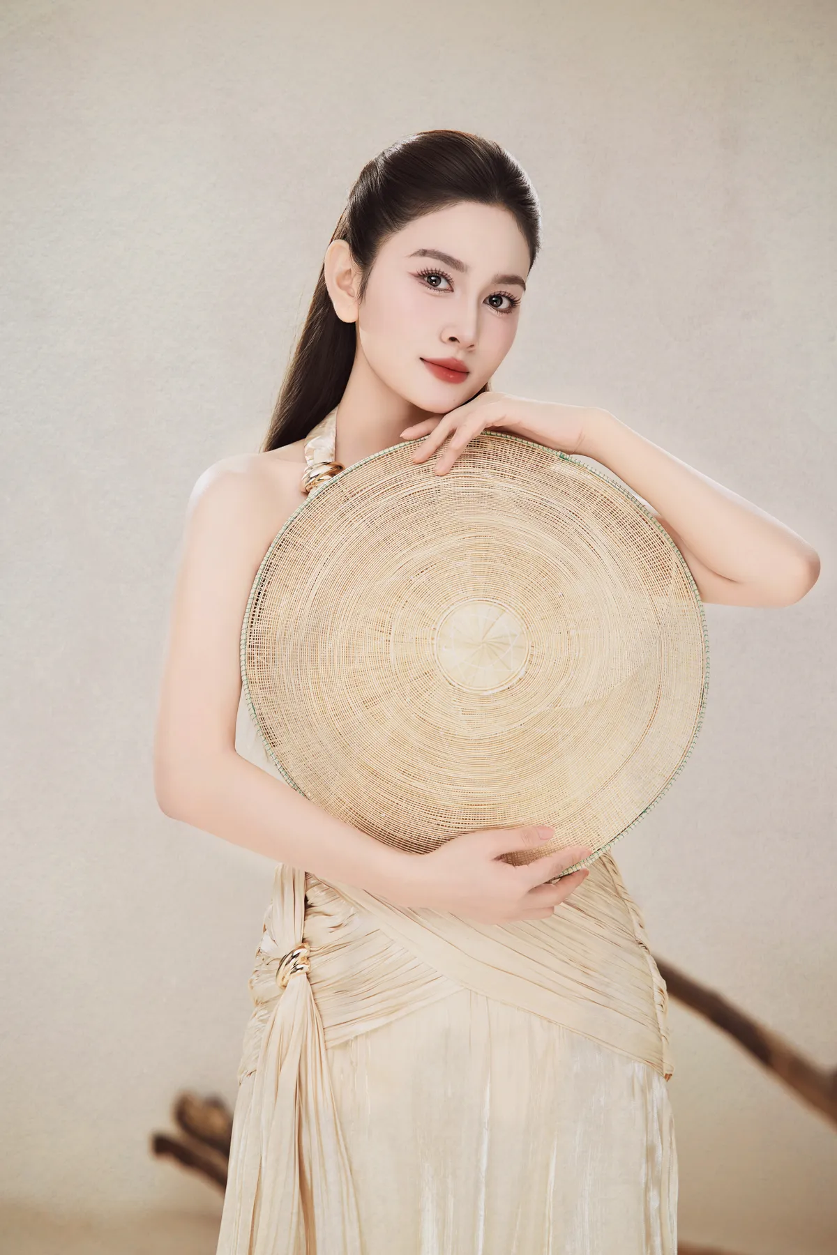 Album “Trên nắng và dưới cát”: Lời kể dịu dàng, chân thành về miền Trung nắng gió  - Ảnh 1.