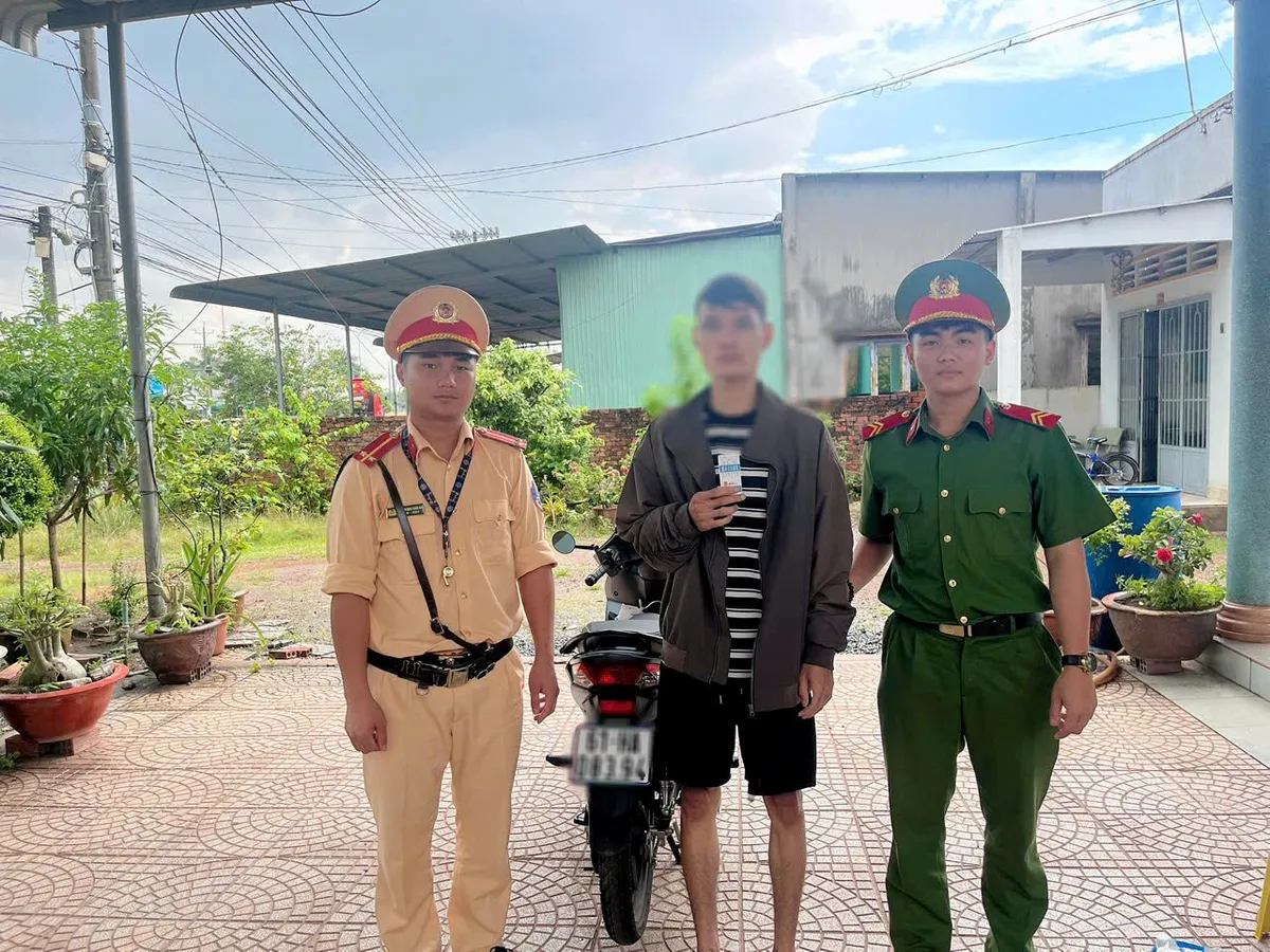 Đồng Nai: Phát hiện lái xe ô tô dương tính với ma túy trên Quốc lộ 20 - Ảnh 1.