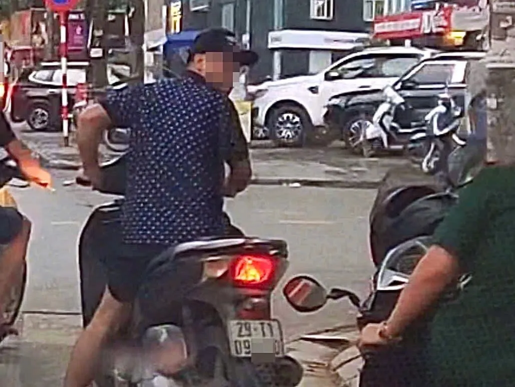 Xử lý thanh niên gây gổ với người đi đường tại ngã tư Ngô Thì Nhậm - Nguyễn Viết Xuân, Hà Nội - Ảnh 1.