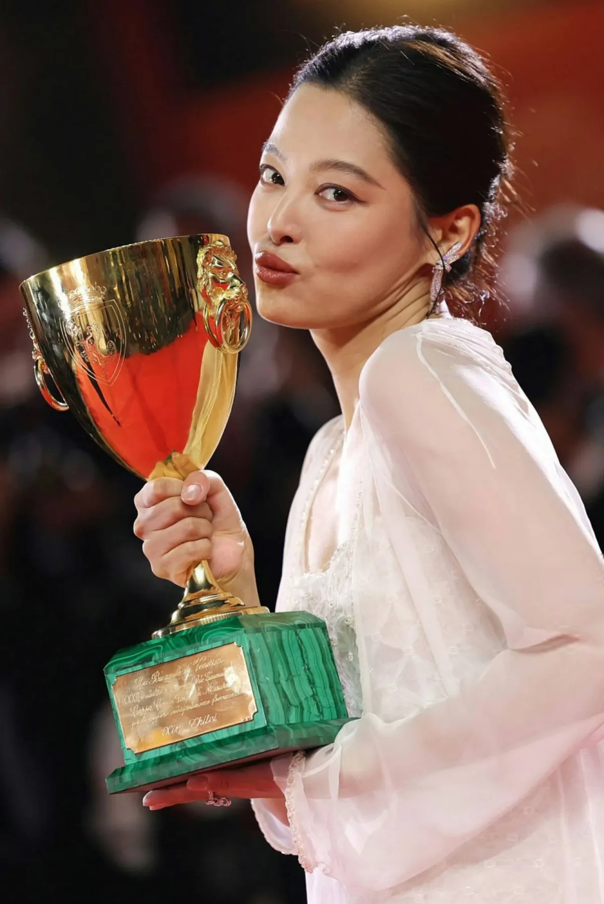 Tân Chỉ Lôi ở ẩn sau khi đoạt giải Liên hoan phim Venice - Ảnh 1.