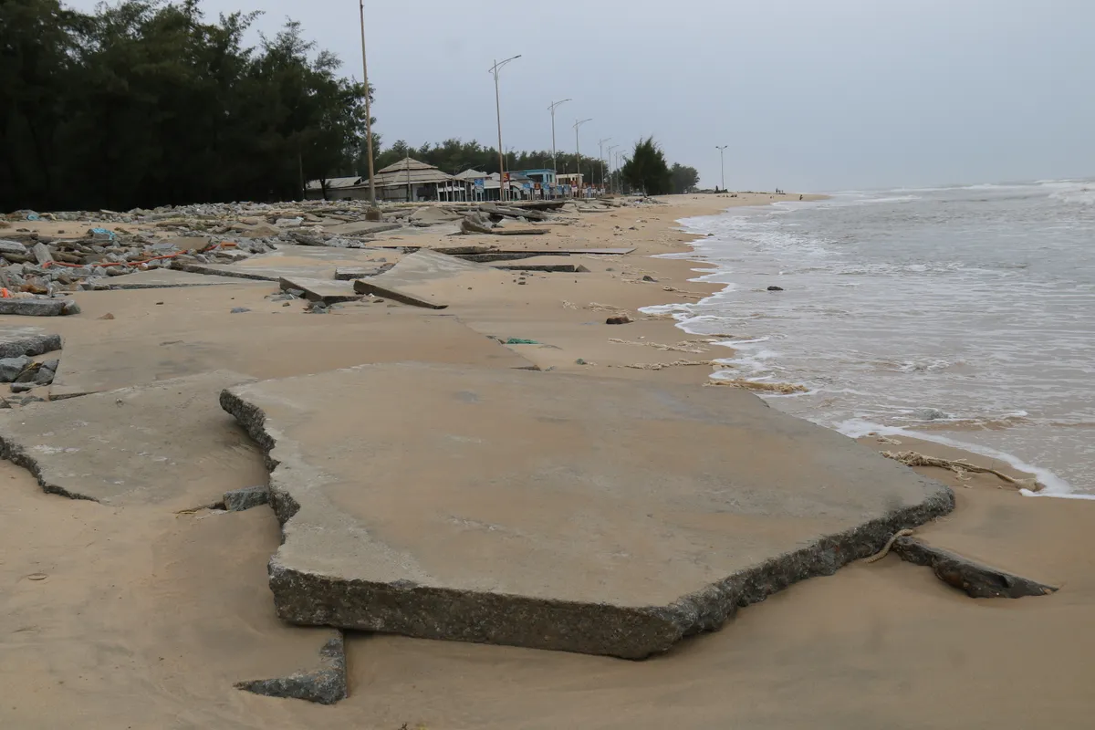 Bãi biển Thuận An tan hoang sau bão số 10 - Ảnh 1.