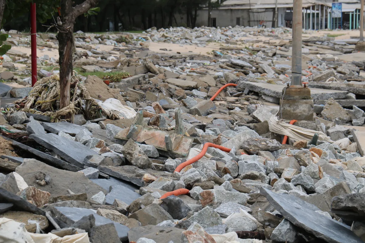 Bãi biển Thuận An tan hoang sau bão số 10 - Ảnh 3.