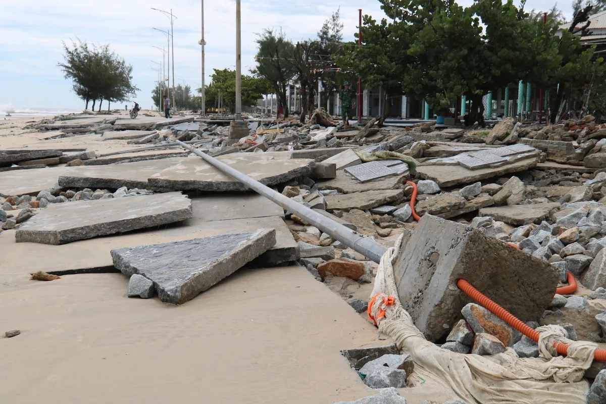 Bãi biển Thuận An tan hoang sau bão số 10 - Ảnh 5.