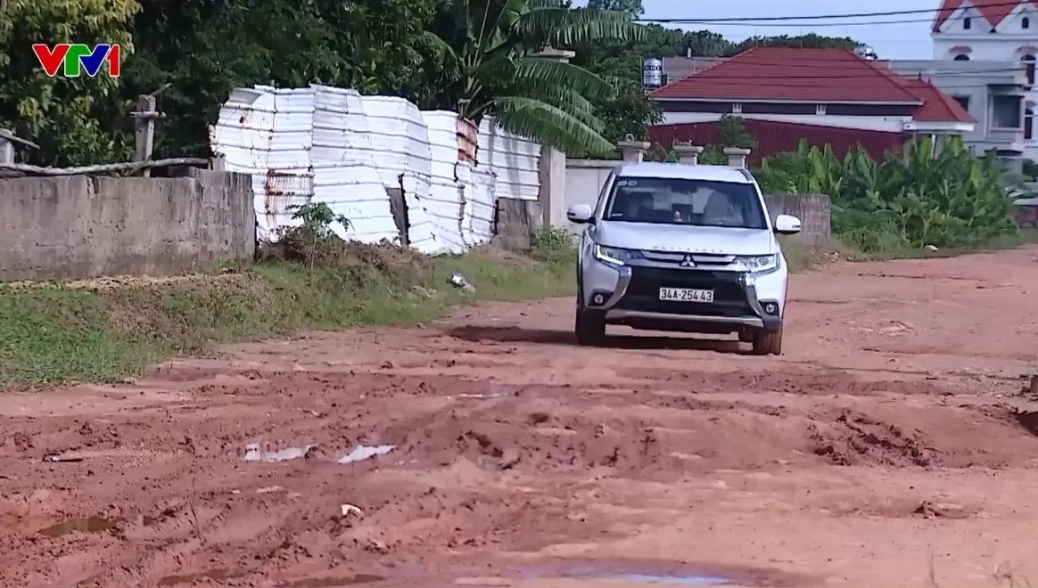 Đường bê tông cải tạo dở dang thành… đường đất - Ảnh 1.