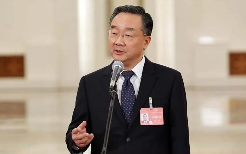 Ông Đường Nhân Kiện trả lời phỏng vấn sau phiên khai mạc Kỳ họp thứ hai Đại hội Đại biểu Nhân dân Toàn quốc (Nhân Đại - tức Quốc hội Trung Quốc) khóa XIV tại Đại lễ đường Nhân dân ở thủ đô Bắc Kinh, ngày 5/3/2024 (Ảnh: China Daily)