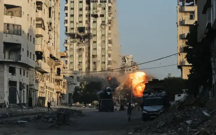 Khói và lửa bốc lên từ cuộc không kích của Israel vào Tháp Macca, ngày 28/9/2025 (Ảnh: AP) Khói và lửa bốc lên từ cuộc không kích của Israel vào Tháp Macca, ngày 28/9/2025 (Ảnh: AP)