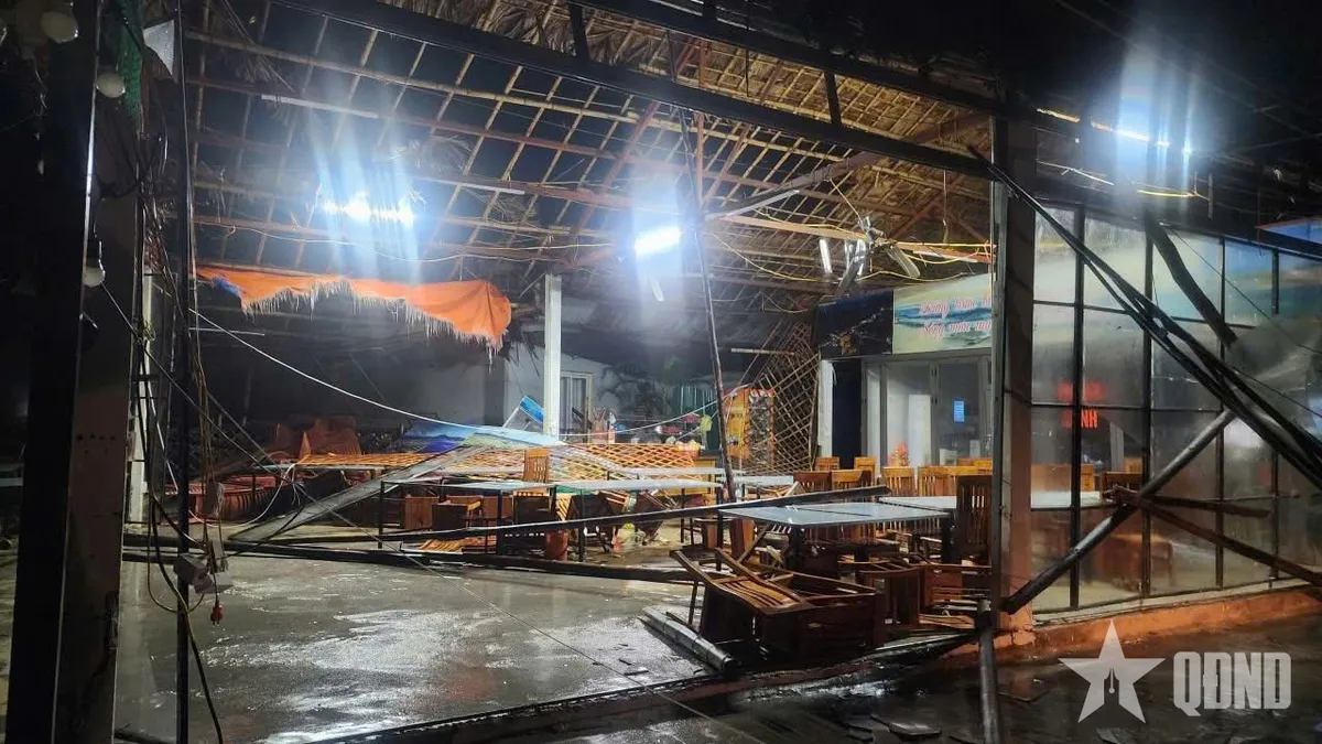 Bão số 10 quần thảo nhiều giờ ở Hà Tĩnh, lũ trên sông Ngàn Phố lên báo động 3 - Ảnh 3.