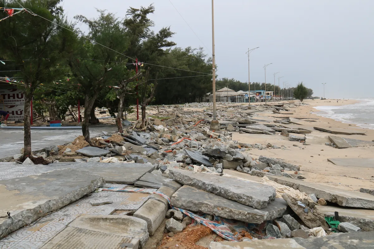 Bãi biển Thuận An tan hoang sau bão số 10 - Ảnh 2.