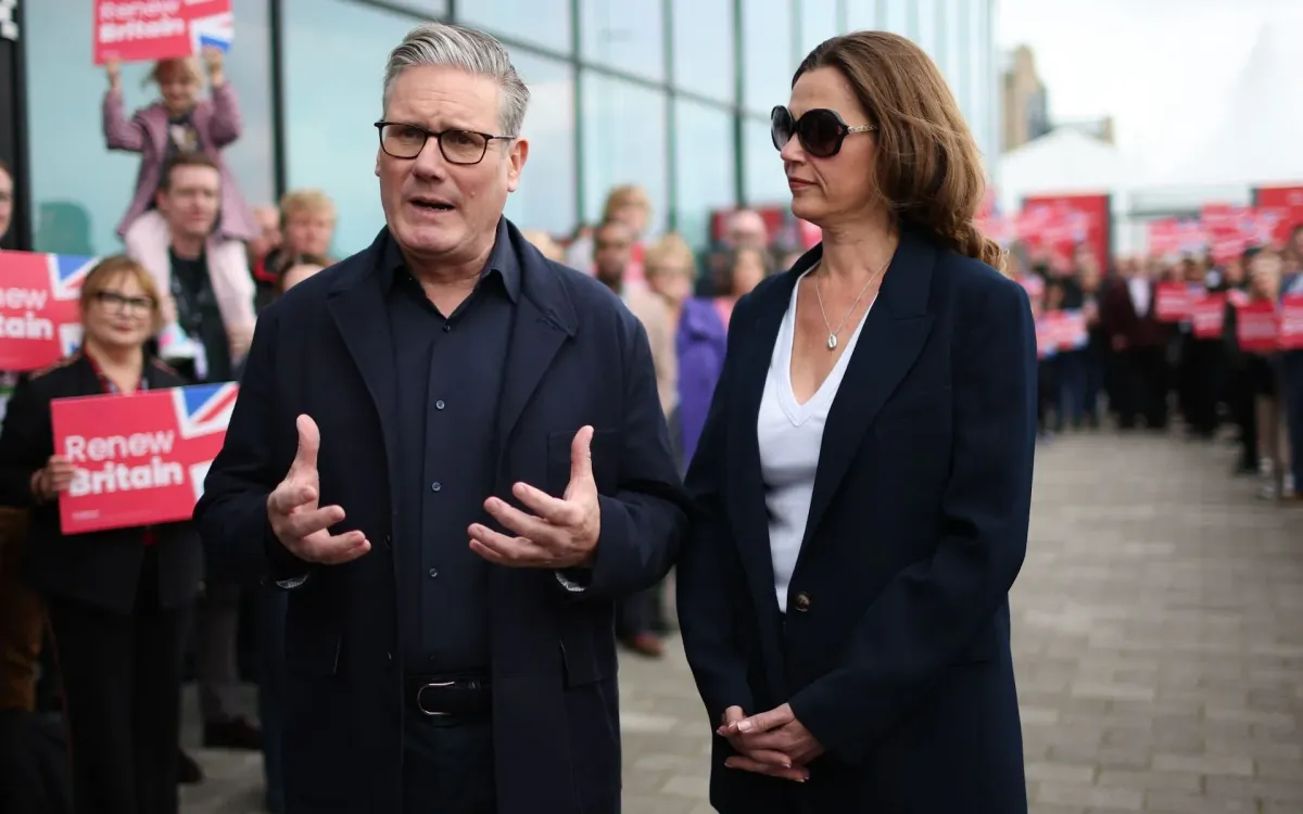 Thủ tướng Keir Starmer và vợ Victoria đến dự hội nghị đảng Lao động vào cuối tuần qua tại Liverpool (Ảnh: EPA/Shutterstock) Thủ tướng Keir Starmer và vợ Victoria đến dự hội nghị đảng Lao động vào cuối tuần qua tại Liverpool (Ảnh: EPA/Shutterstock)