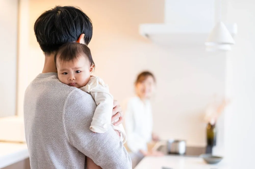 Chế độ nghỉ chăm con bắt buộc đối với nam giới - Ảnh 1.