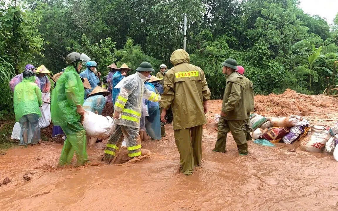 Công an xã Bao La khẩn trương phối hợp với chính quyền và Nhân dân trên địa bàn đắp đê bao ngăn dòng nước lũ. Công an xã Bao La khẩn trương phối hợp với chính quyền và Nhân dân trên địa bàn đắp đê bao ngăn dòng nước lũ.