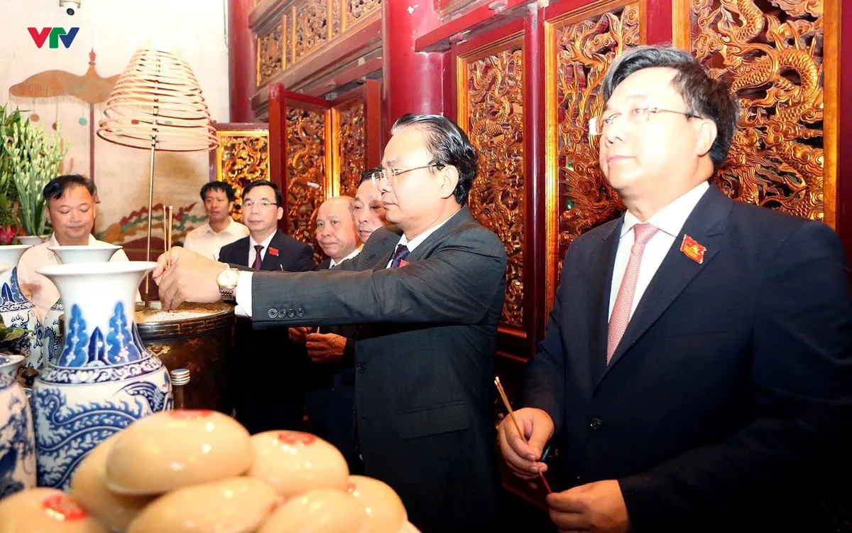 Đoàn đại biểu dâng hương tại Điện kính thiên.  Đoàn đại biểu dâng hương tại Điện kính thiên.