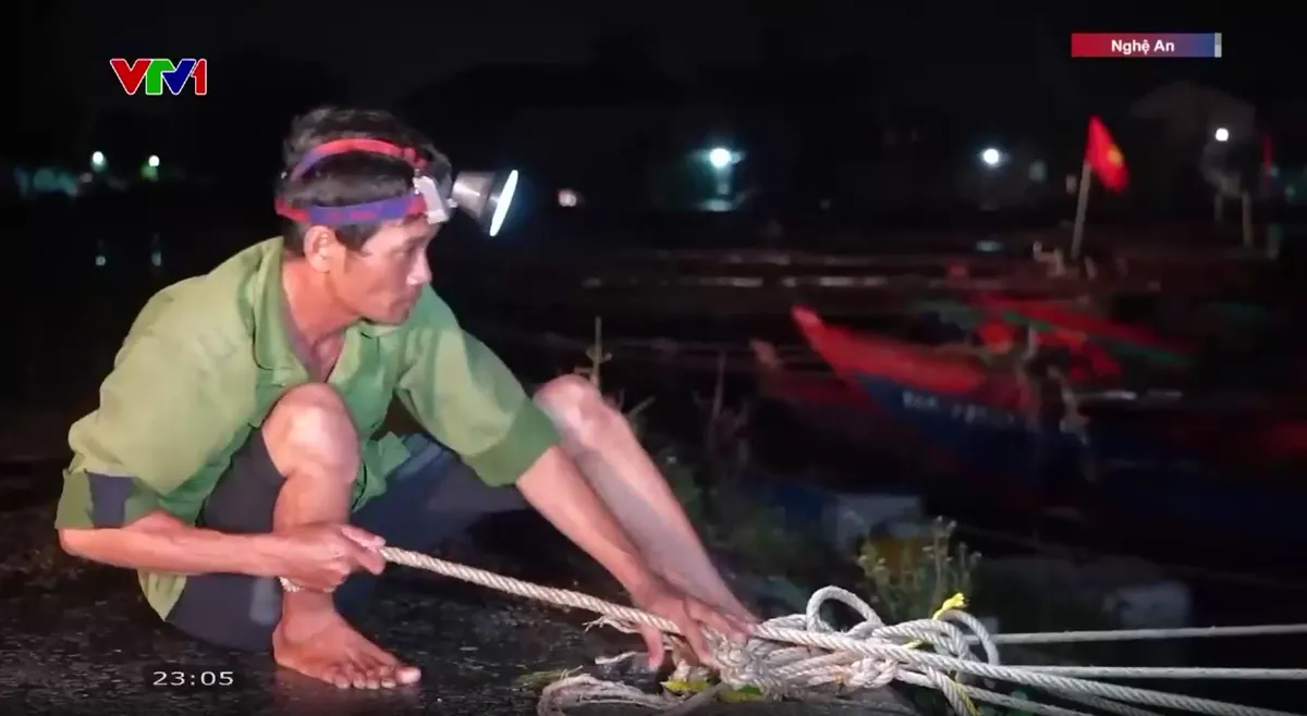 Mưa to, gió lớn tại Nghệ An, chính quyền ứng trực 100% lực lượng - Ảnh 1.