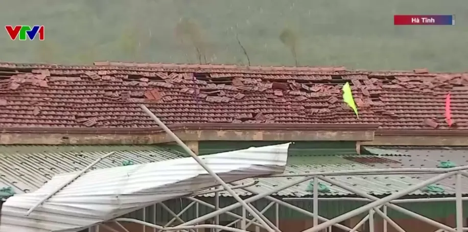 Bão số 10 quét qua Hà Tĩnh: Mất điện diện rộng, nhiều xã bị chia cắt - Ảnh 2.