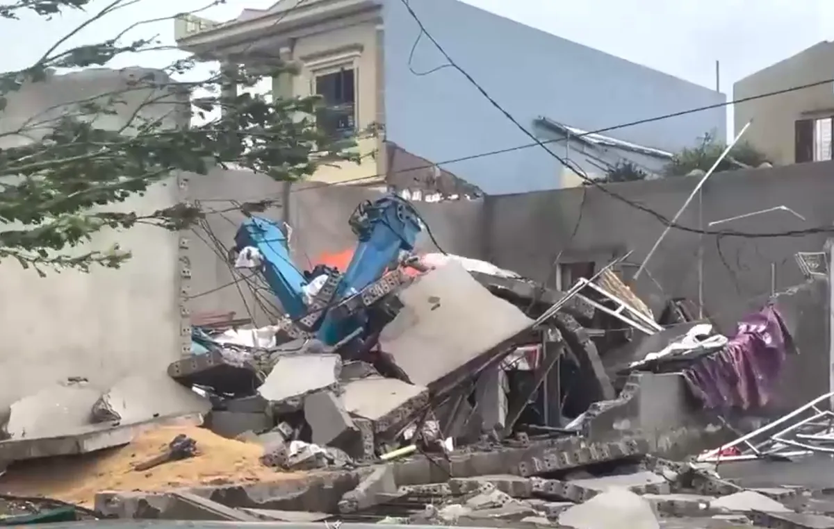 Thanh Hóa: Ứng cứu các hộ dân bị sập nhà, tốc mái sau bão số 10 - Ảnh 3.