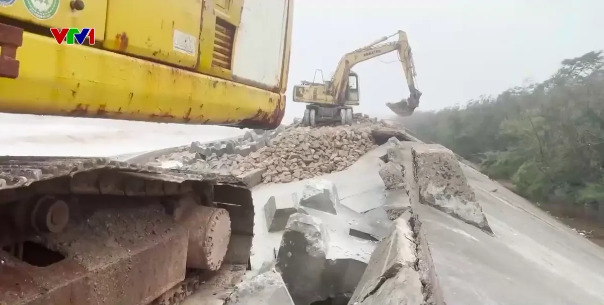 Huy động gần 1.000 người khắc phục sự cố sạt, sụp đê biển Ninh Bình - Ảnh 2.