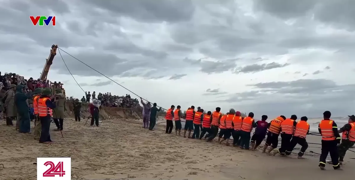 Mở rộng tìm kiếm các thuyền viên mất tích trên biển Quảng Trị - Ảnh 1.