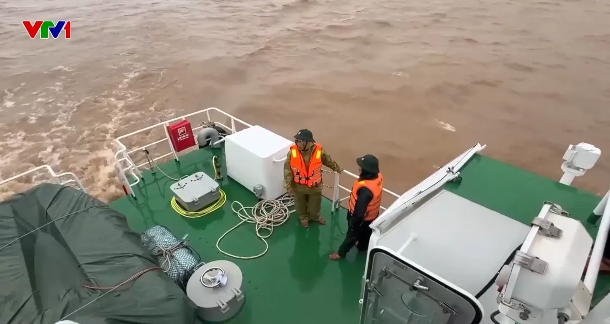 Nỗ lực tìm kiếm 9 thuyền viên mất tích do chìm tàu trên sông Gianh - Ảnh 1.