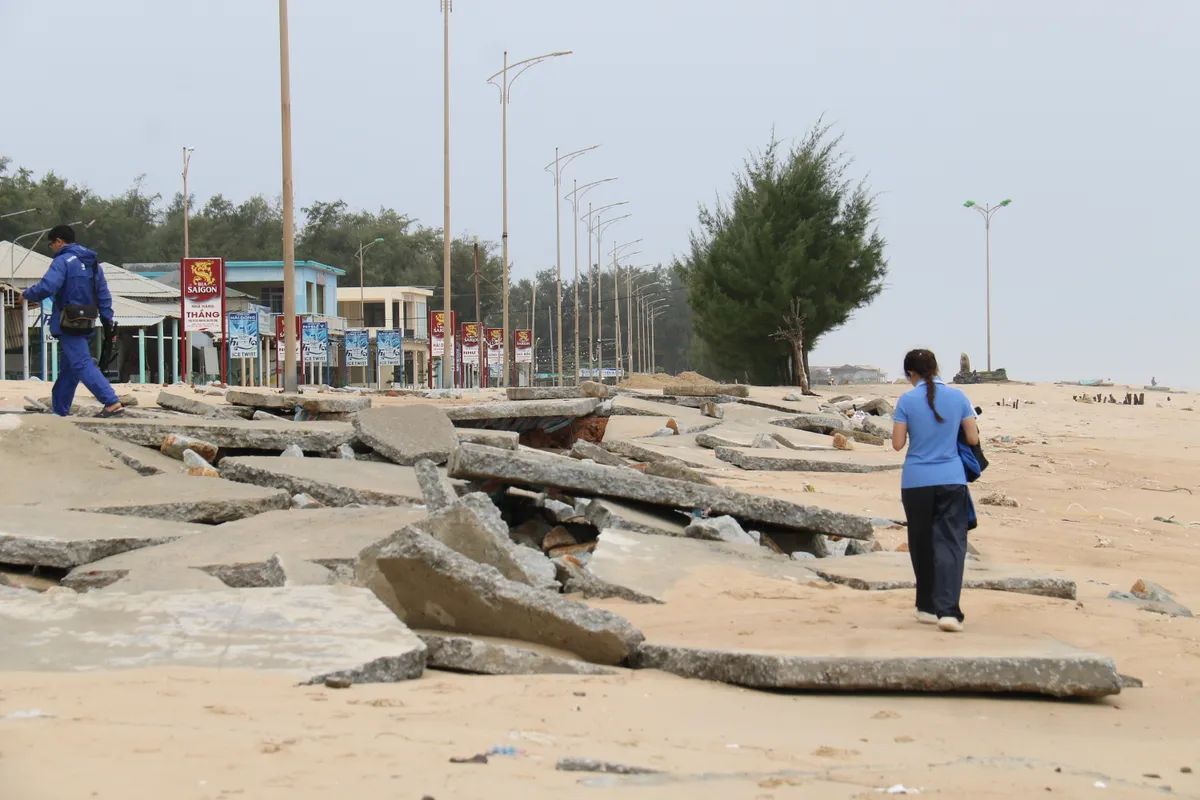 Bãi biển Thuận An tan hoang sau bão số 10 - Ảnh 7.