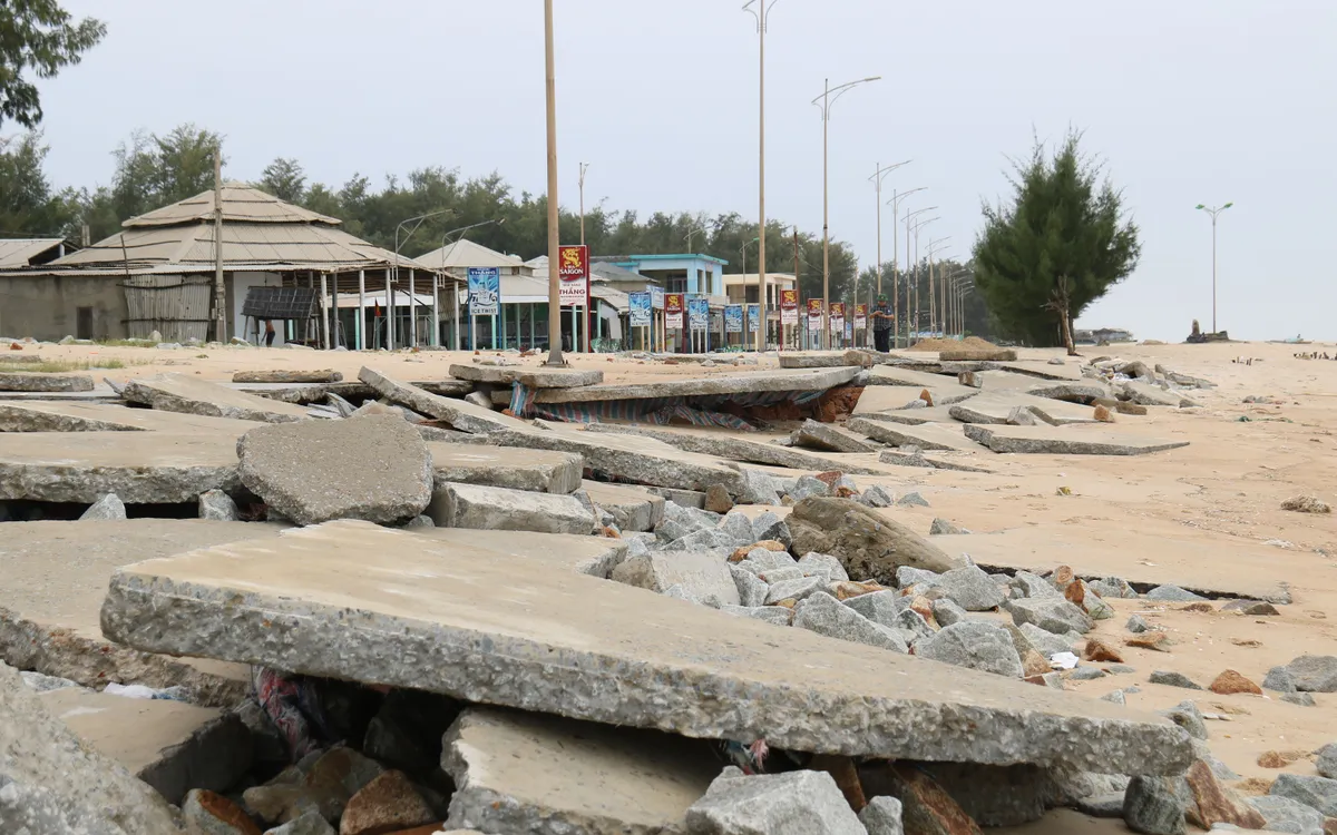 Bãi biển Thuận An tan hoang sau bão số 10.