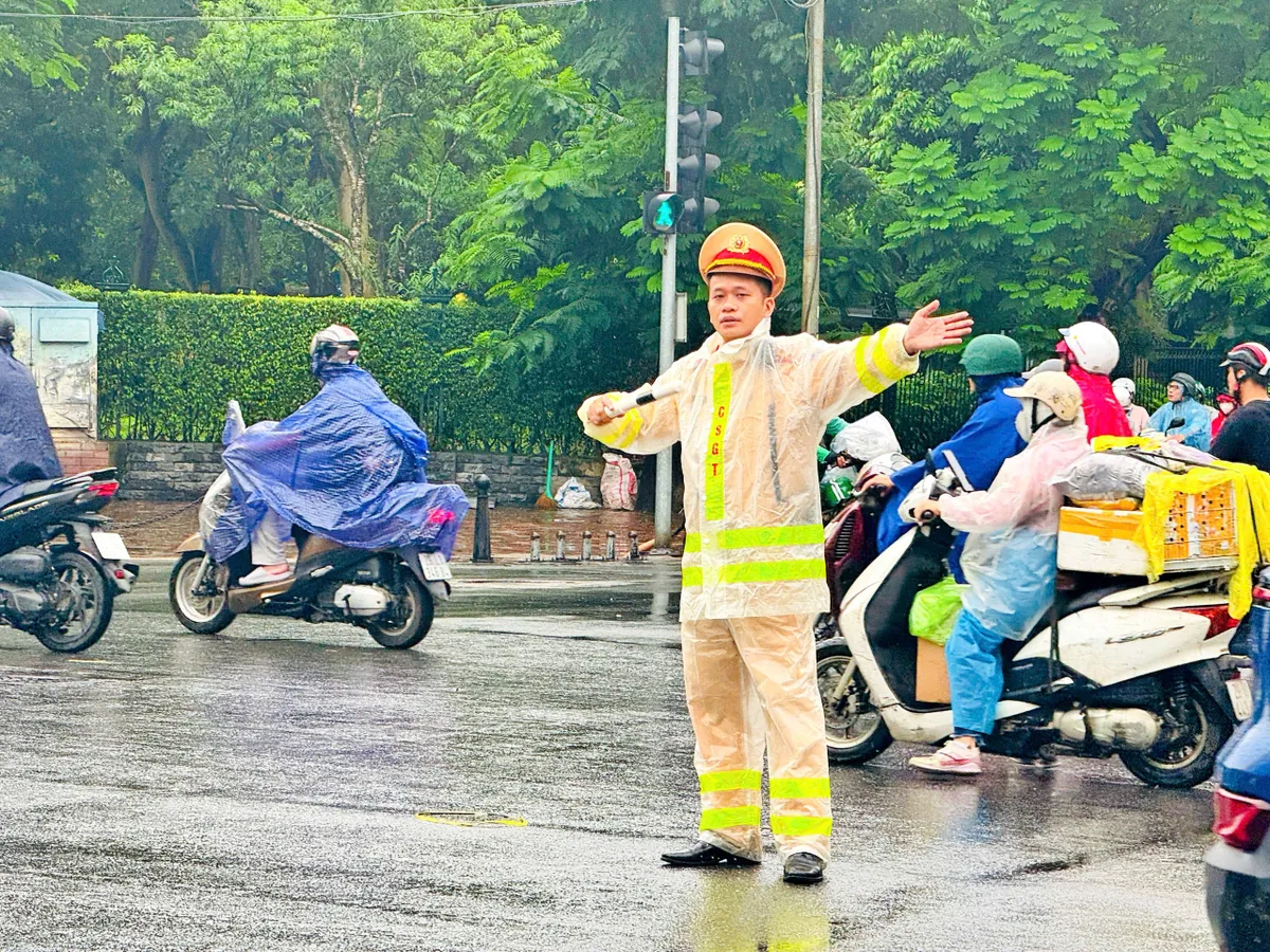 Bão số 10 Bualoi gây mưa kèm gió lớn ở Hà Nội - Ảnh 3.