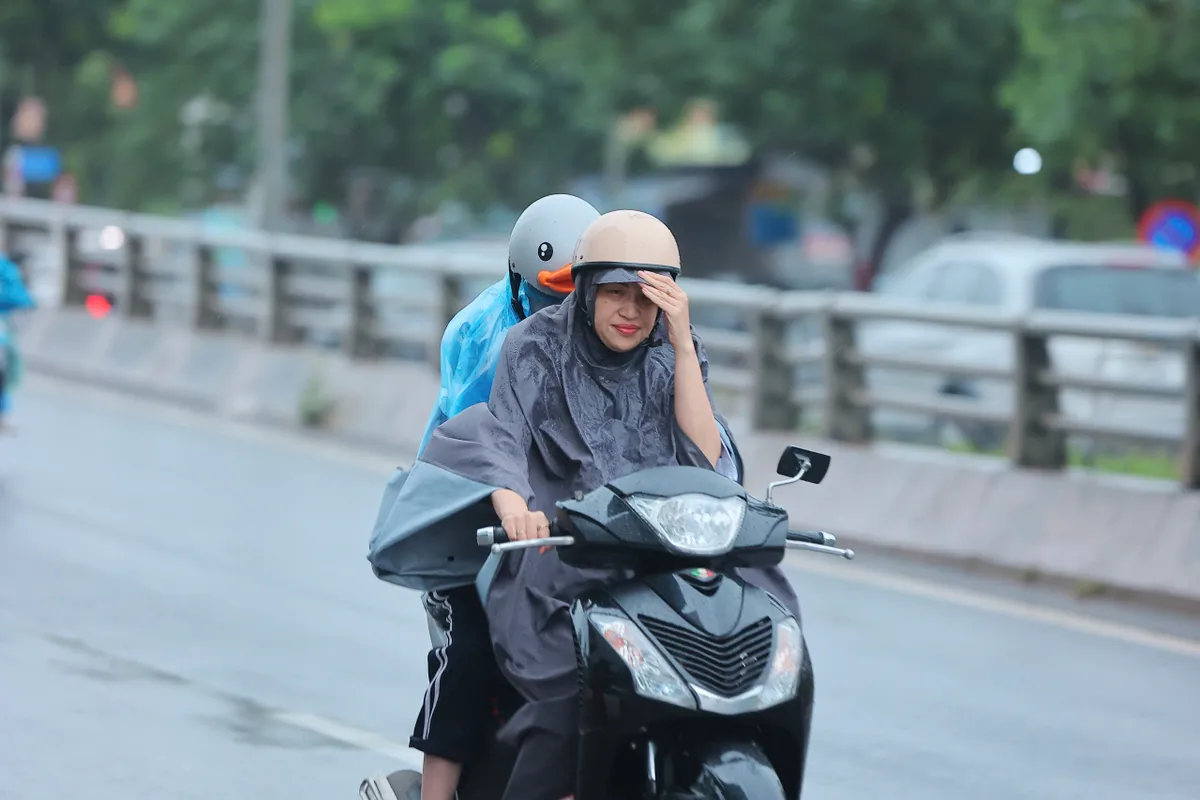 Bão số 10 Bualoi gây mưa kèm gió lớn ở Hà Nội - Ảnh 4.