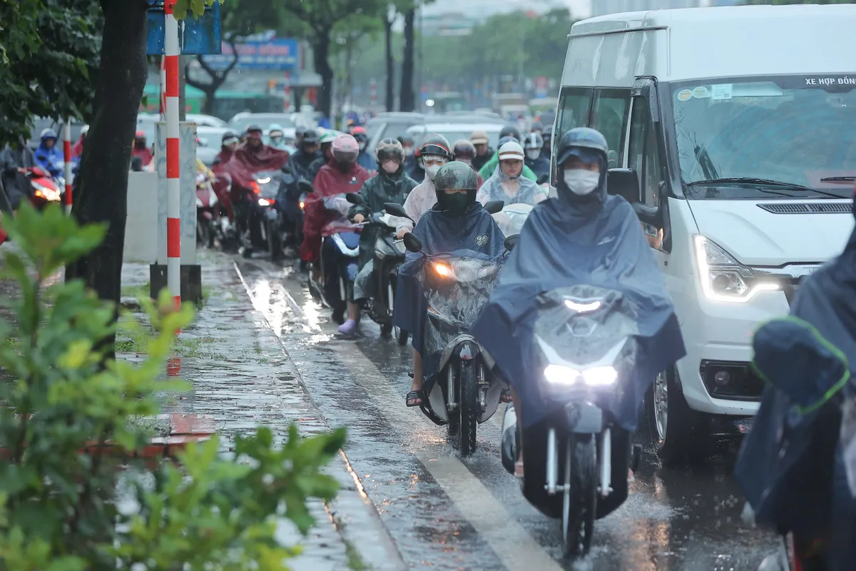 Bão số 10 Bualoi gây mưa kèm gió lớn ở Hà Nội - Ảnh 7.