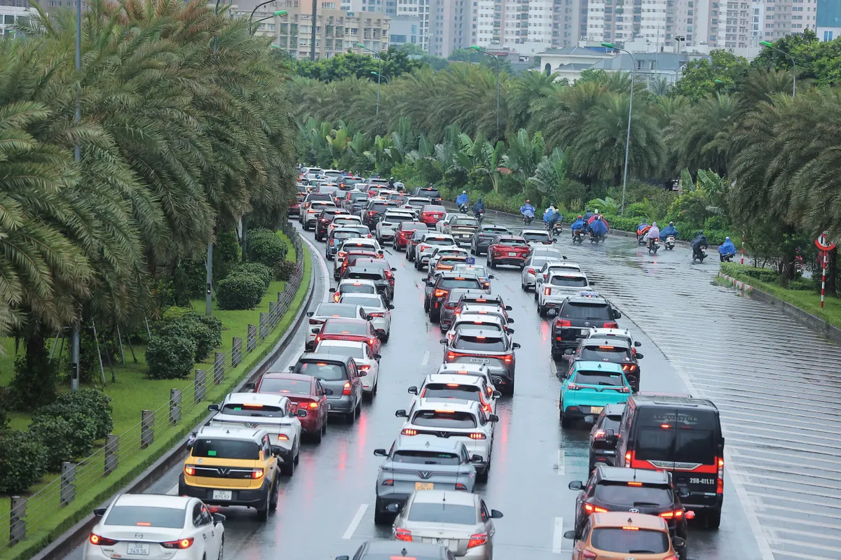 Bão số 10 Bualoi gây mưa kèm gió lớn ở Hà Nội - Ảnh 8.