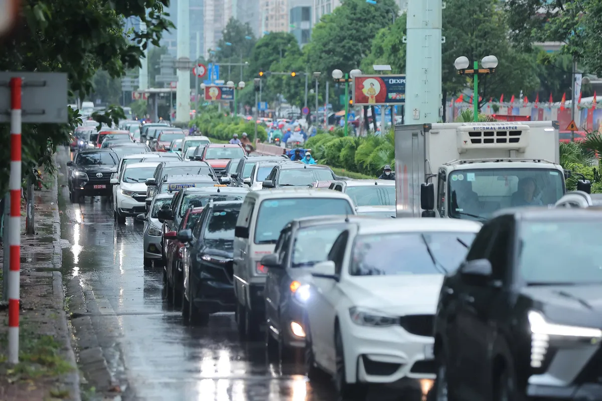 Bão số 10 Bualoi gây mưa kèm gió lớn ở Hà Nội - Ảnh 5.