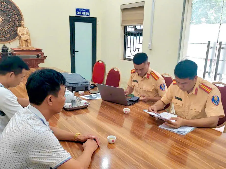 Hà Nội: Cảnh sát đường thủy đột xuất kiểm tra, xử lý bến tập kết vật liệu không phép - Ảnh 2.