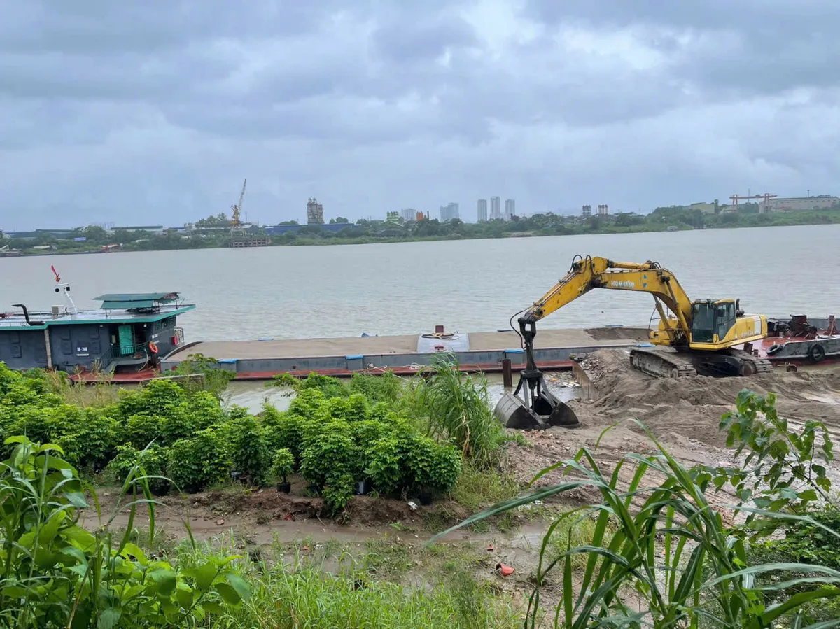 Hà Nội: Cảnh sát đường thủy đột xuất kiểm tra, xử lý bến tập kết vật liệu không phép - Ảnh 1.