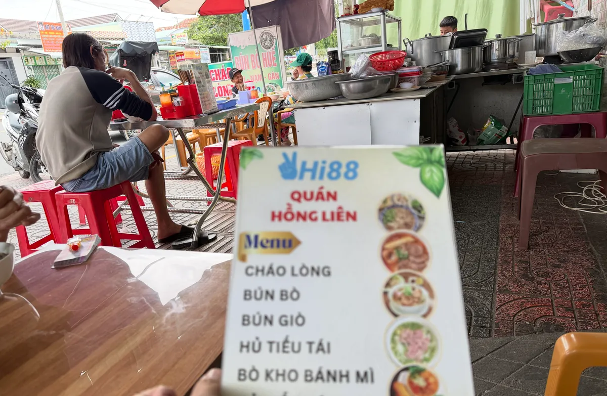 TP Hồ Chí Minh: Quảng cáo cờ bạc trá hình len lỏi từ MV đến quán ăn, tiệm tạp hóa- Ảnh 3. TP Hồ Chí Minh: Quảng cáo cờ bạc trá hình len lỏi từ MV đến quán ăn, tiệm tạp hóa- Ảnh 3.