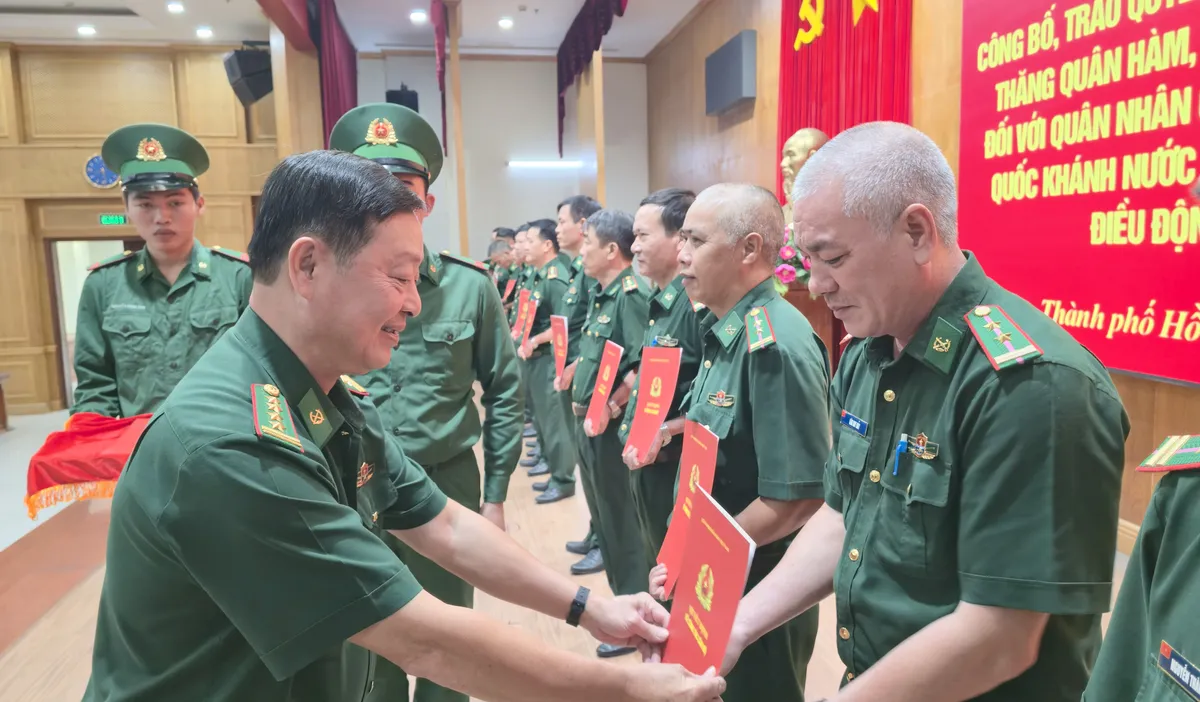 TP Hồ Chí Minh: Trao quyết định thăng quân hàm cho 241 Quân nhân chuyên nghiệp- Ảnh 1. TP Hồ Chí Minh: Trao quyết định thăng quân hàm cho 241 Quân nhân chuyên nghiệp- Ảnh 1.