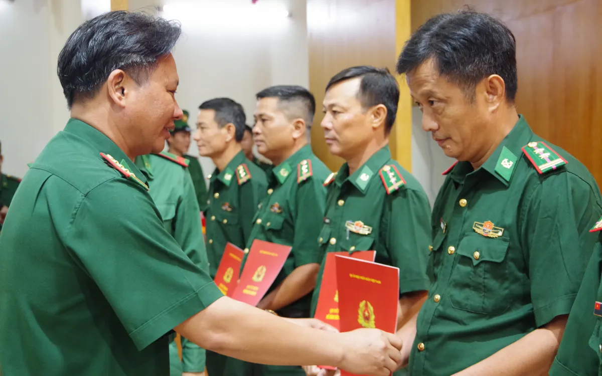 Đại tá Đoàn Duy Phước, Uỷ viên Ban Thường vụ, Phó Chỉ huy trưởng – Tham mưu trưởng BĐBP TP Hồ Chí Minh trao quyết định thăng quân hàm, nâng bậc lương QNCN. Ảnh: BP.