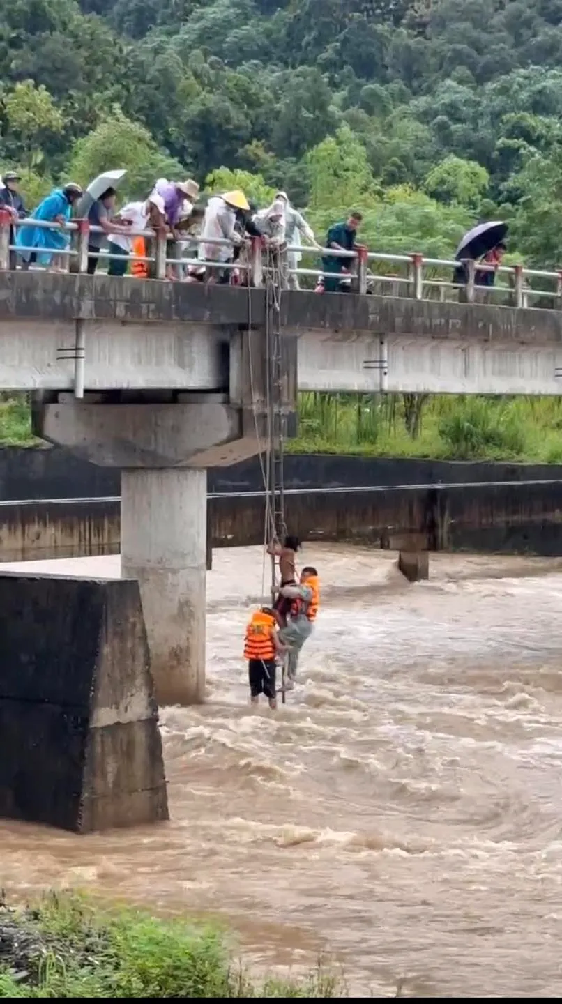 Tuyên Quang: Giải cứu thành công nạn nhân mắc kẹt giữa dòng lũ - Ảnh 1.