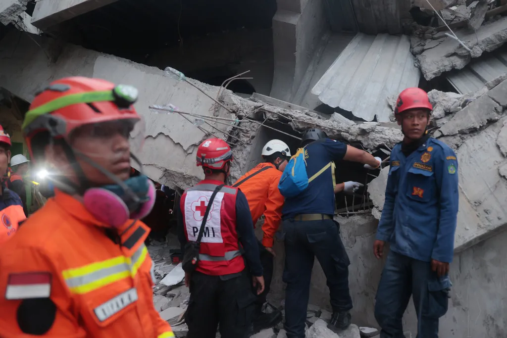 Indonesia tìm kiếm 38 người mất tích sau vụ sập trường học Hồi giáo - Ảnh 1.